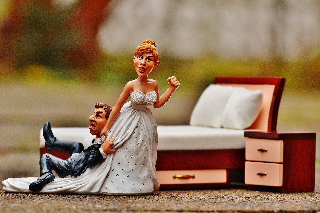 マッチングアプリで結婚した場合、苗字はどうするべき？