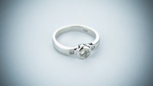 30代が結婚前提でアプリを利用して婚約指輪の準備をする際のポイントは？
